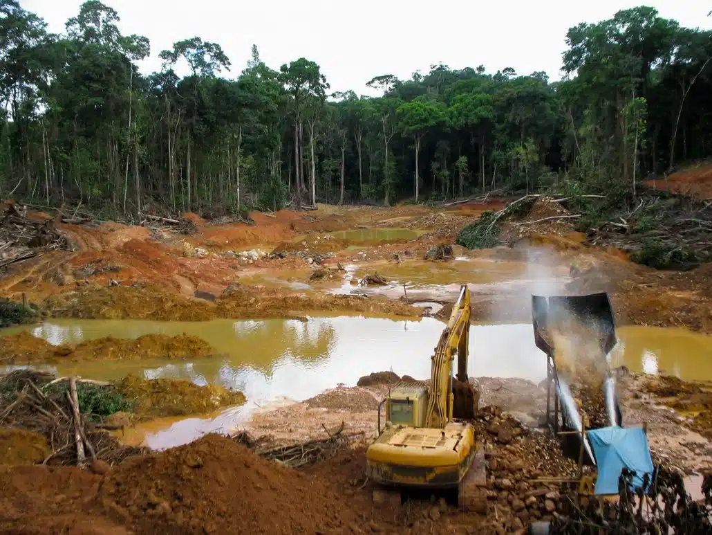 Gold-mining-in-the-Amazon-Rainforest