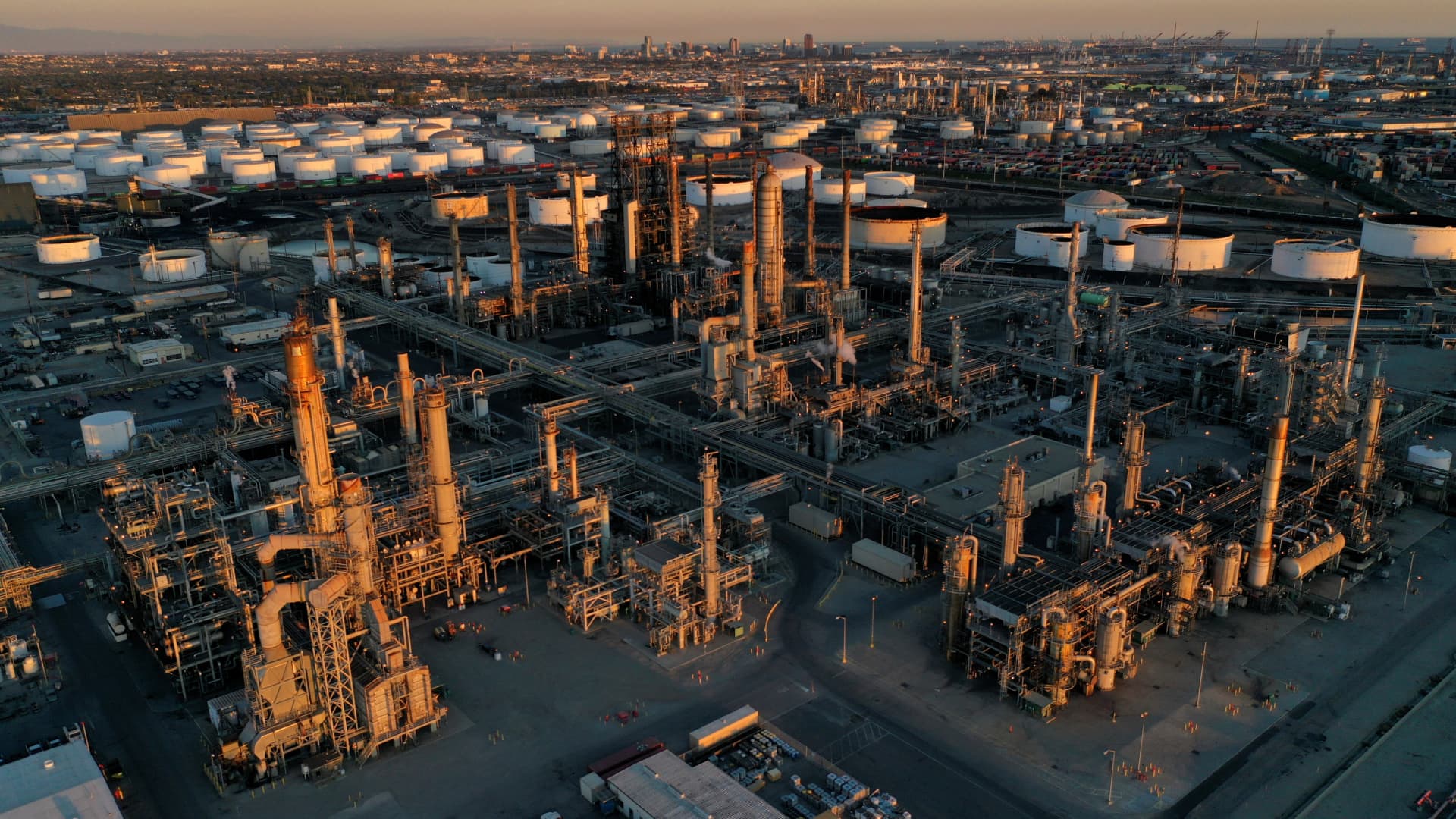 107387063-17103533112022-03-12t184527z_1688388163_rc2h0t9kazmz_rtrmadp_0_ukraine-crisis-usa-gasoline