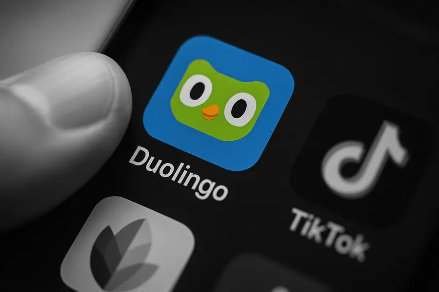 fileName-duolingo-stock-plunges-25-despite-beating-q3-earnings-on-weak-q4-bookings-outlook-1762437693974