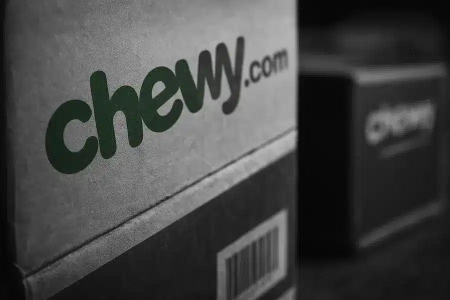 fileName-chewy-stock-mixed-despite-q3-earnings-beat-on-soft-guidance-1765375410691