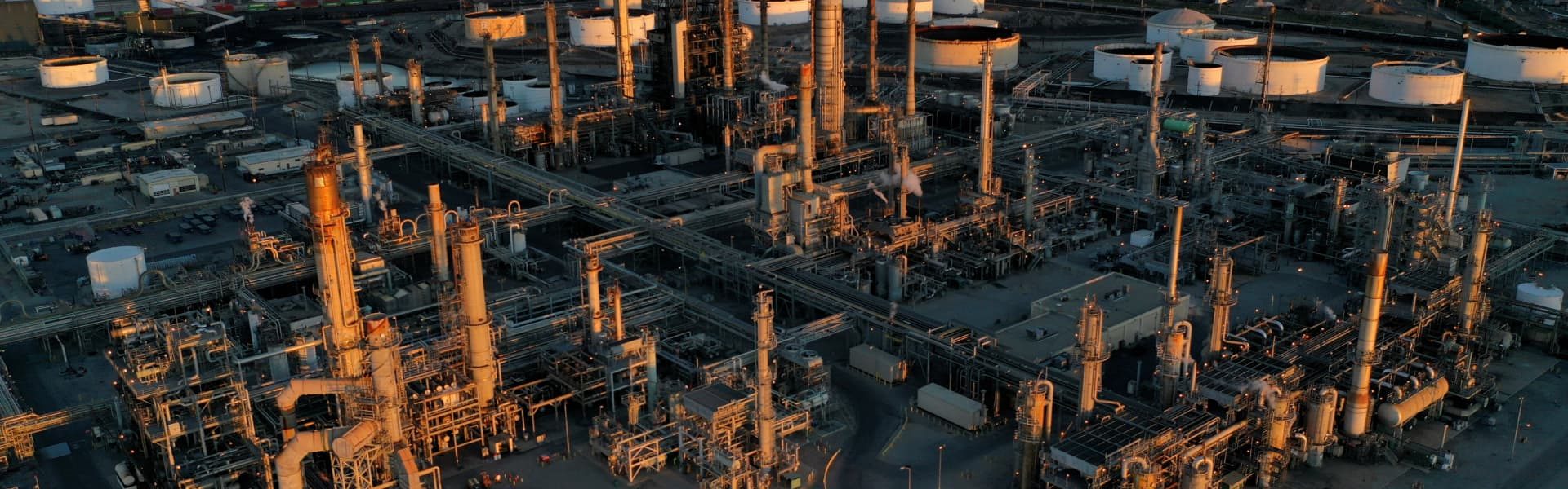 107387063-17103533112022-03-12t184527z_1688388163_rc2h0t9kazmz_rtrmadp_0_ukraine-crisis-usa-gasoline.jpeg