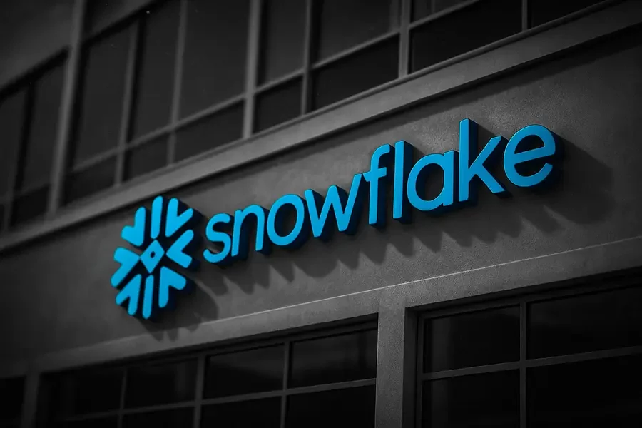 fileName-snowflake-stock-jumps-6-on-strategic-ai-partnership-with-palantir-1760619957562